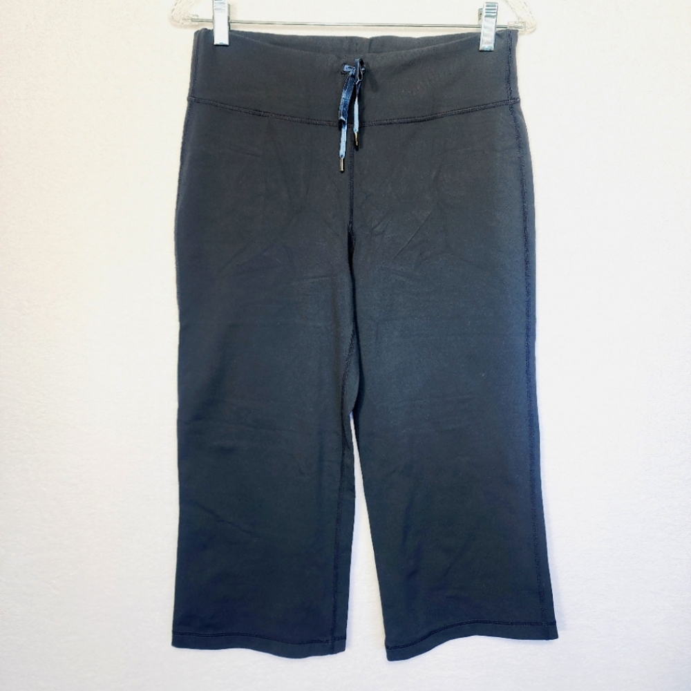 Lululemon Sz 8-10 Cropped Wide Legged Mid Rise Activewear Pants.
